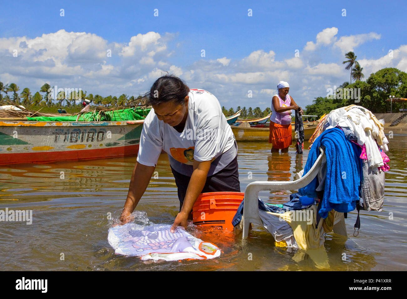 Mulheres lavando roupas no rio hi-res stock photography and images - Alamy