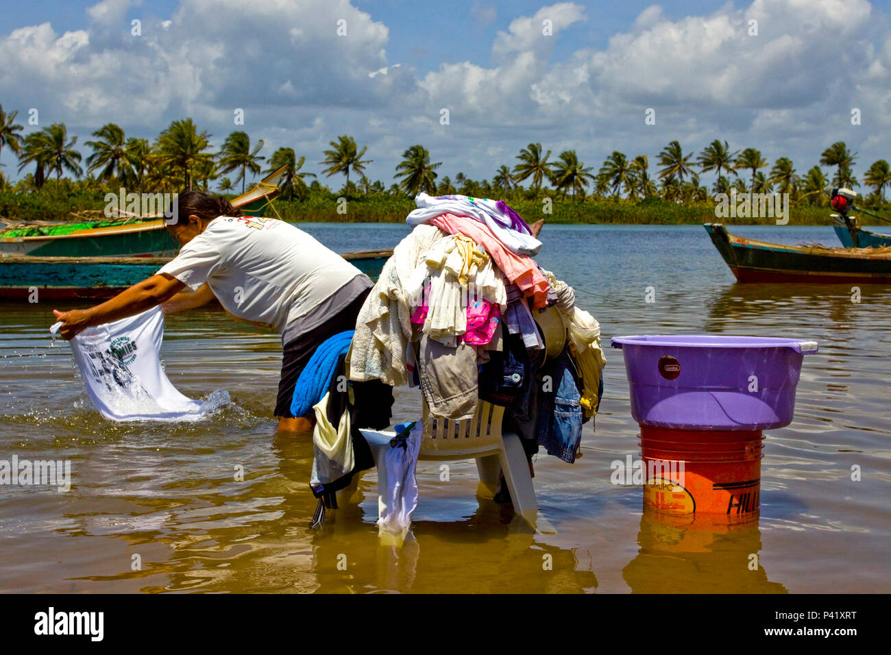 Mulher lavando roupa no rio hi-res stock photography and images - Alamy