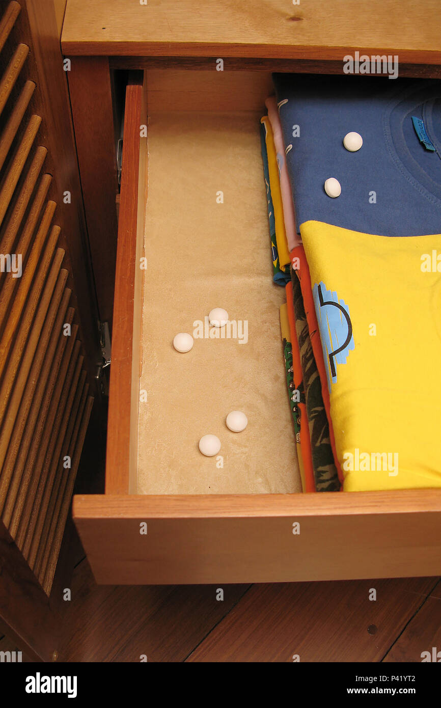 Naftalina bolinhas de naftalina colocadas sobre roupas em gavetas gavetas  de roupas vestuário roupas na gaveta Stock Photo - Alamy