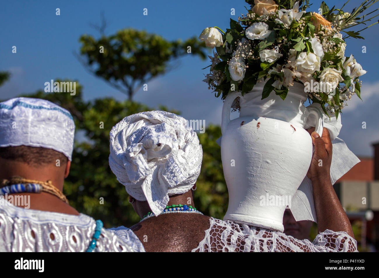 Santos - SP Festa de Iemanjá Iemanjá dia de Iemanjá oferendas flores alfazema espelhos velas azul branco pedidos religião fé devoção oração crença procissão na Ponta da Praia Festejos de Iemanjá Litoral Paulista Rainha do Mar 2 de fevereiro Santos Estado de São Paulo Brasil baianas roupas brancas alecrim Stock Photo