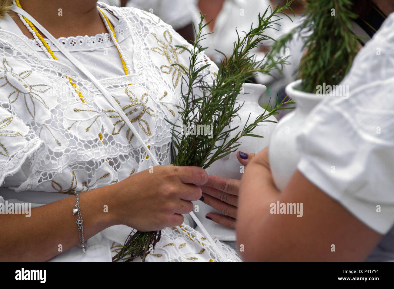 Santos - SP Festa de Iemanjá Iemanjá dia de Iemanjá oferendas flores alfazema espelhos velas azul branco pedidos religião fé devoção oração crença procissão na Ponta da Praia Festejos de Iemanjá Litoral Paulista Rainha do Mar 2 de fevereiro Santos Estado de São Paulo Brasil baianas roupas brancas alecrim Stock Photo