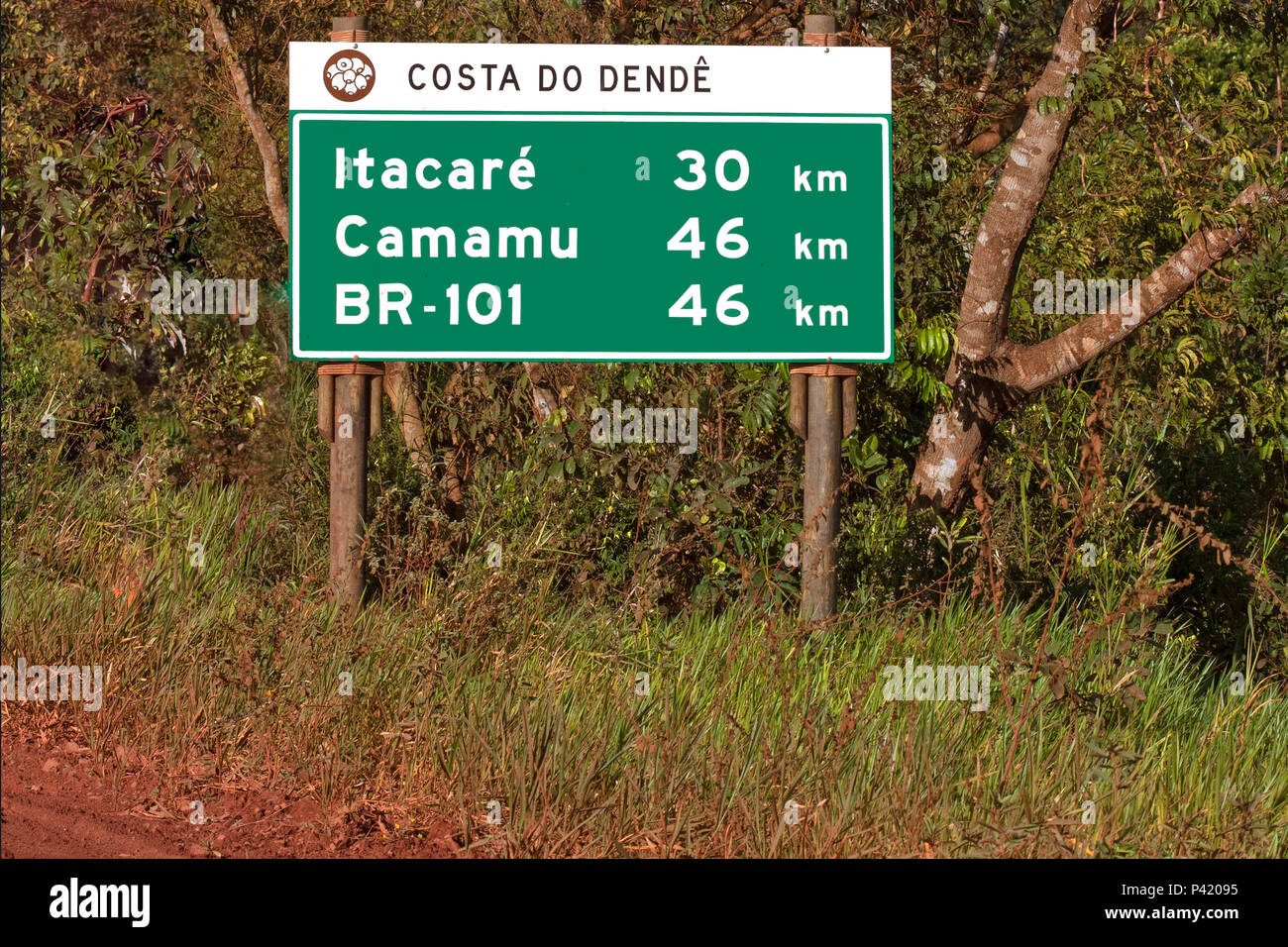 BR 101 - Costa do dendê Bahia  Placa da BR 101 Placa indicando distâncias de Itacaré e Camamu na Bahia Costa do dendê Sul da Bahia Maraú Bahia Brasil Nordeste Stock Photo