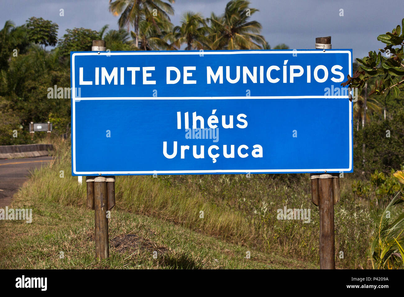 Placa de Limite de Municipios Placa Placa de rodovia Placa azul Placa de Limite de Ilhéus ecom Uruçuca Placa do Estado da Bahia Sul da Bahia Costa do Cacau Bahia Brasil Stock Photo