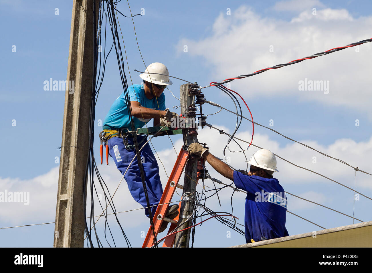 Passo do Lontra - Corumbá - Mato Grosso do Sul Eletricista Rede Elétrica Energia Elétrica Poste de Luz Manutenção elétrica de rua Homens trabalhando na rede elétrica Stock Photo