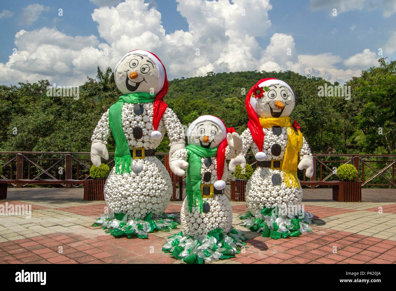 Guararema - SP Bonecos Bonecos Natalinos Bonecos Natalinos de Garrafas Pet Reciclagem aproveitamento Decoração de Natal Final de Ano Decoração da Cidade de Guararema Interior de São Paulo São Paulo Brasil Guararema Guararema - SP Bonecos Bonecos Natalinos Bonecos Natalinos de Garrafas Pet Reciclagem aproveitamento Decoração de Natal Final de Ano Decoração da Cidade de Guararema Interior de São Paulo São Paulo Brasil Guararema