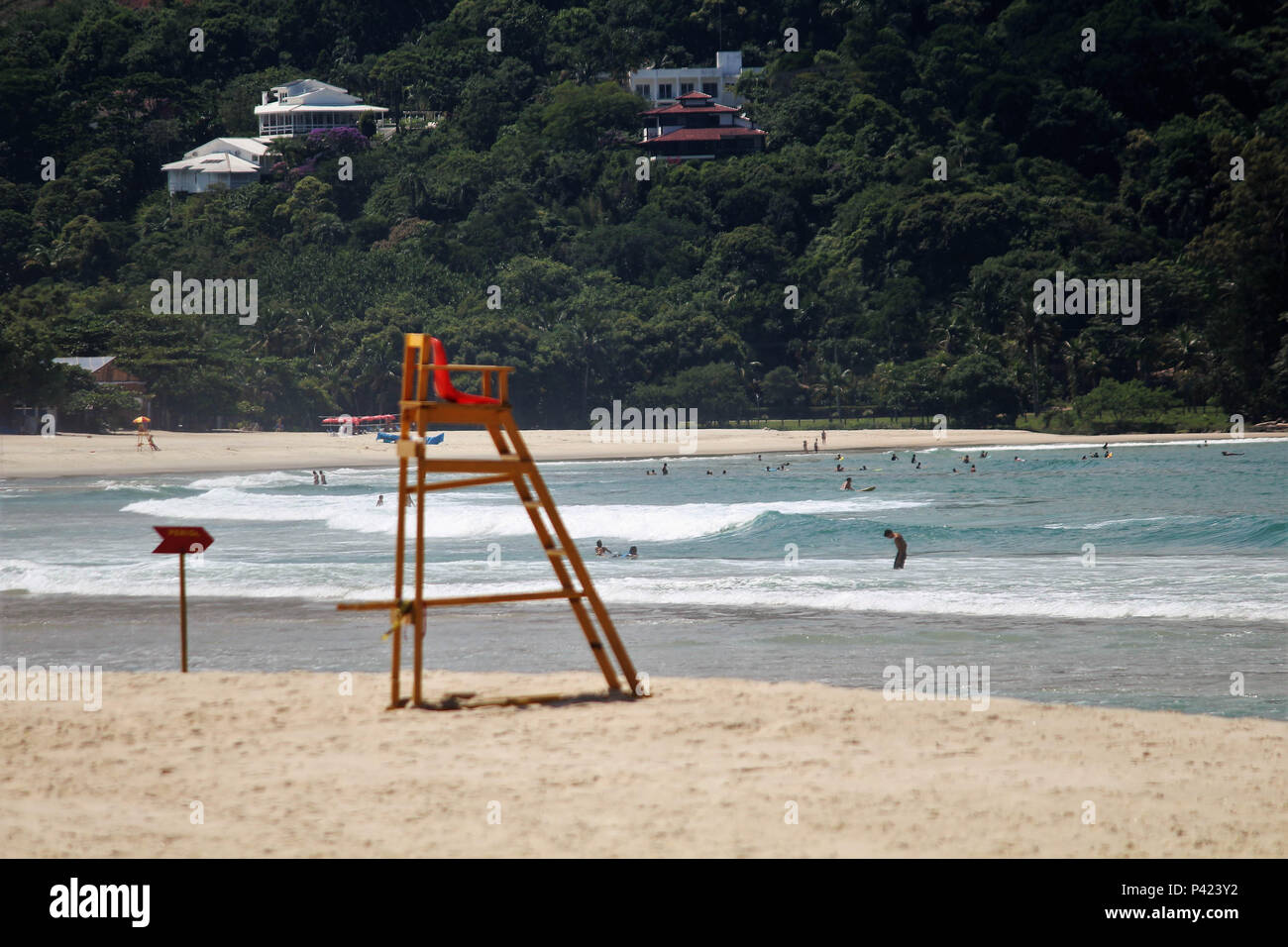 Na foto ponto de observação de salva-vidas é visto na praia de Maresias ...