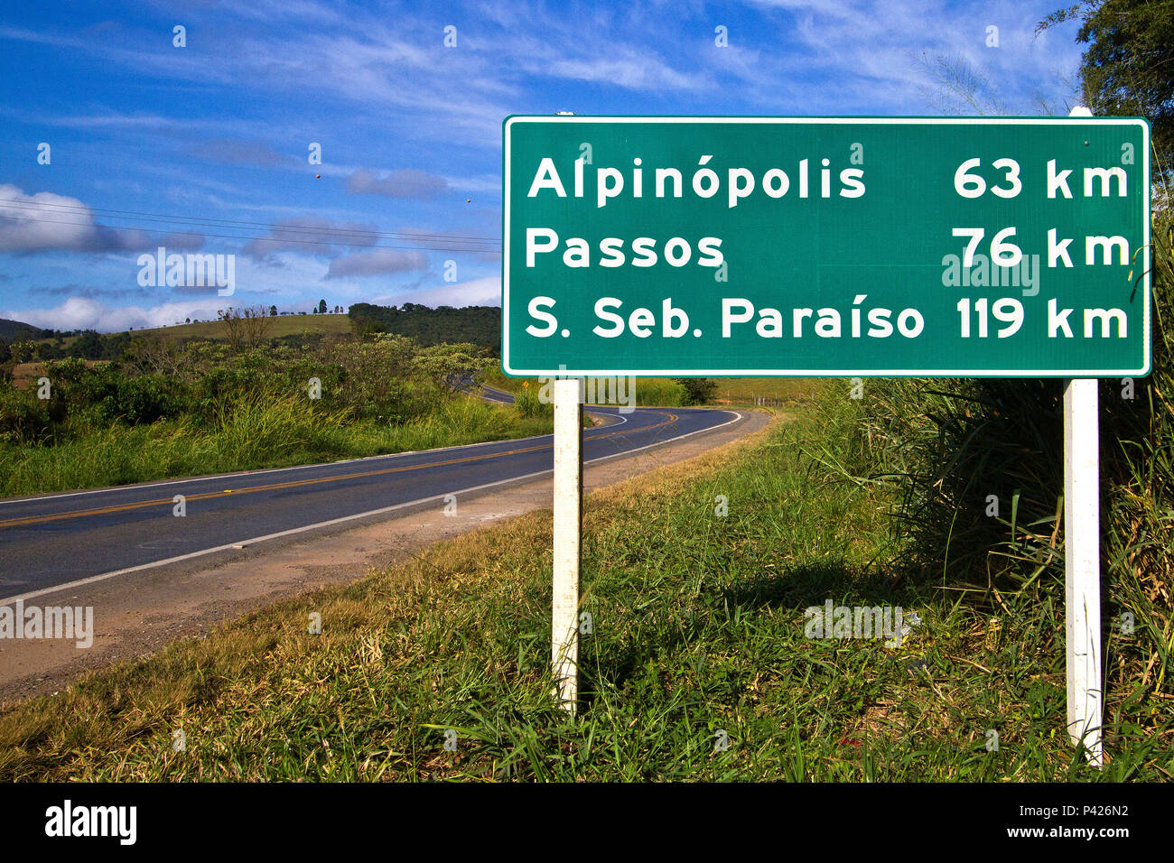 Placa indicando km de cidades de MG; Placa indicando km; Placa de rodovia de Minas Gerais; Minas Gerais; Sudeste; Brasil Stock Photo