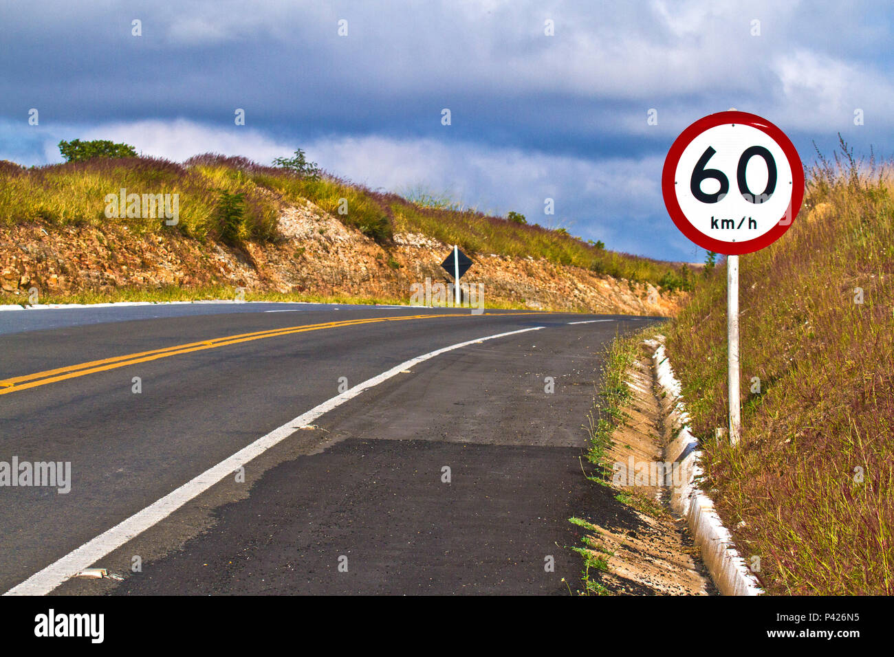PLaca; Placa de 60 km/h; PLaca de rodovia; Rodovia MG 050; Estrada; Capitólio; Minas Gerais; Sudeste; Brasil Stock Photo