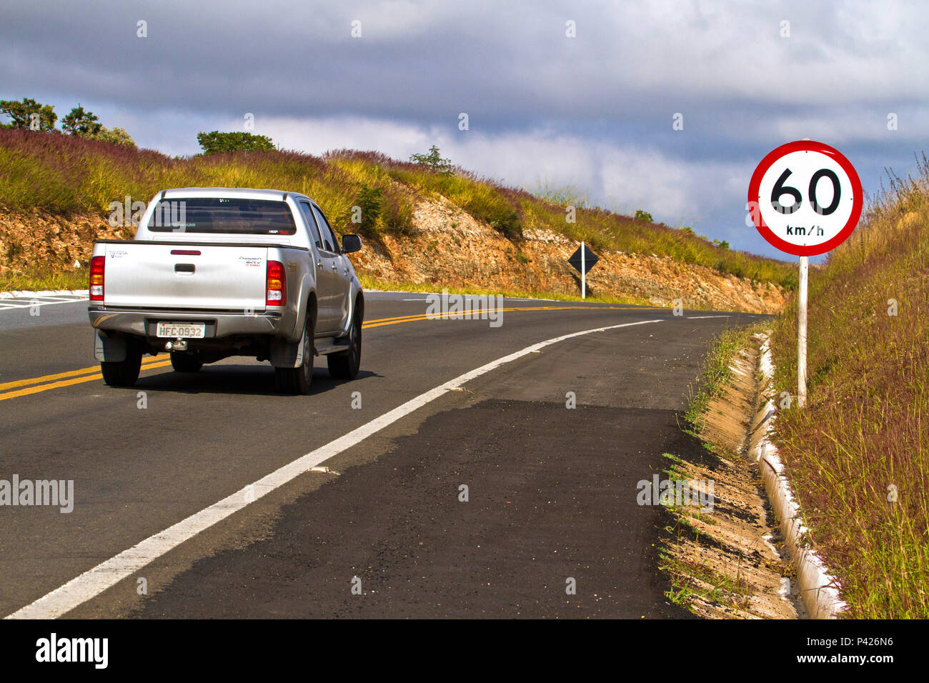 Placa de Velocidade Máxima Permitida; Placa de 60 km/h; Placa de Estrada de Minas Gerais; Rodovia MG 050; Minas Gerais; Sudeste; Brasil Stock Photo