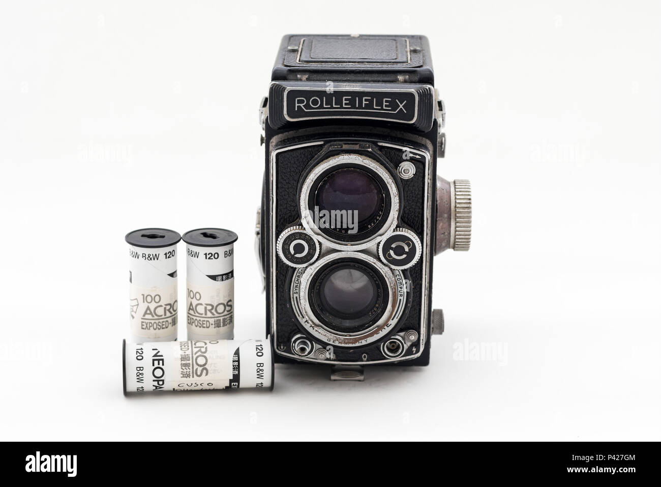 Antiga câmera Rolleiflex 1957 e rolos de filme Fuji. Stock Photo