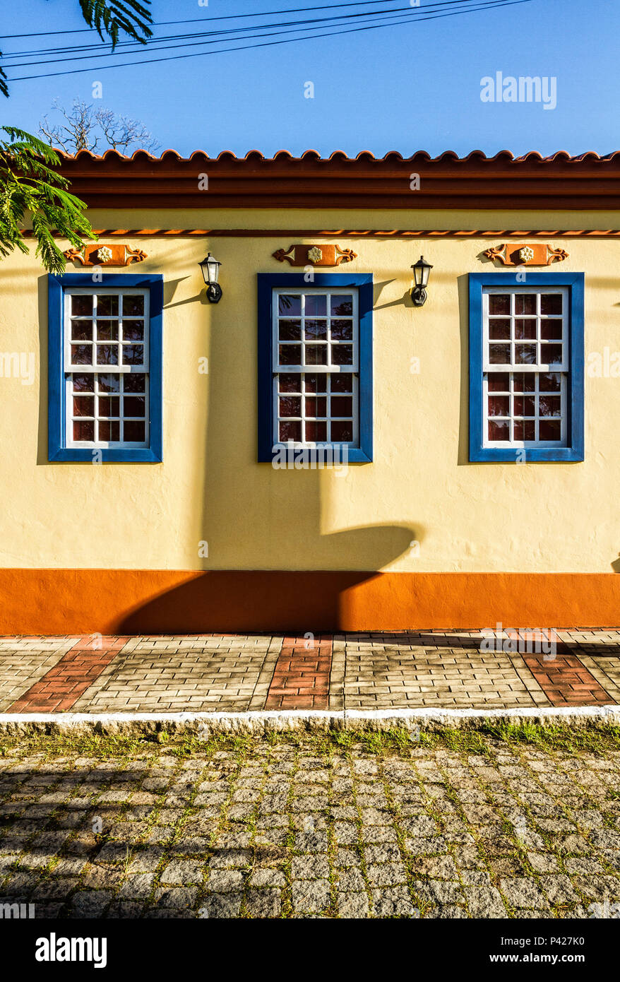 Detalhe de fachada de casa colonial na Enseada do Brito. Palhoça, Santa  Catarina, Brasil Stock Photo - Alamy