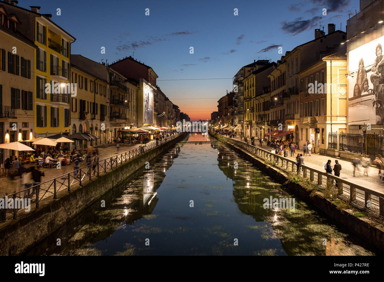 Entardecer no bairro de Navigli na cidade de Milão, Lombardia, Itália.  Italy, Lombardy, Milan, Navigli Stock Photo - Alamy, image size:1300x956