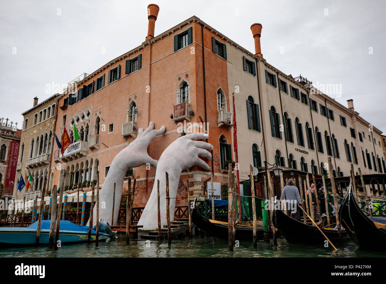 Mãos saindo de canal em Veneza é obra do artista italiano Lorenzo Quinn e faz parte da Bienal de Arte de Veneza 2017. Cidade de Veneza, Itália. Stock Photo