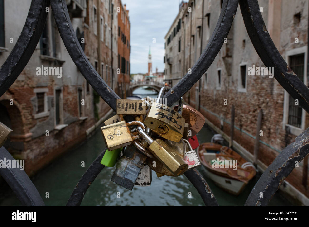 Cadeados Em Ponte Na Cidade De Veneza Italia Stock Photo Alamy