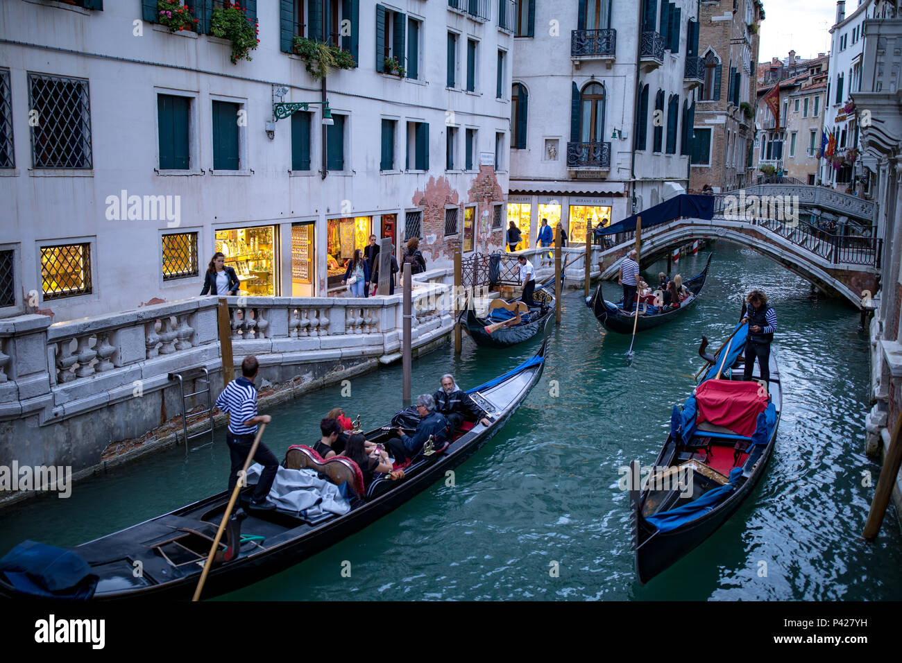 Uma vista aérea de uma cidade ao entardecer foto – Imagem grátis sobre  Cidade na Unsplash, image size:1300x956