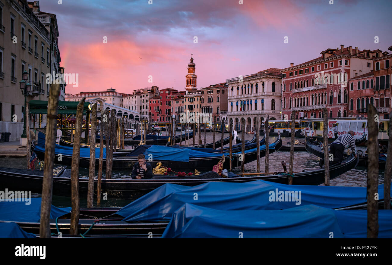 Entardecer na cidade de Veneza, Itália Stock Photo - Alamy, image size:1300x880