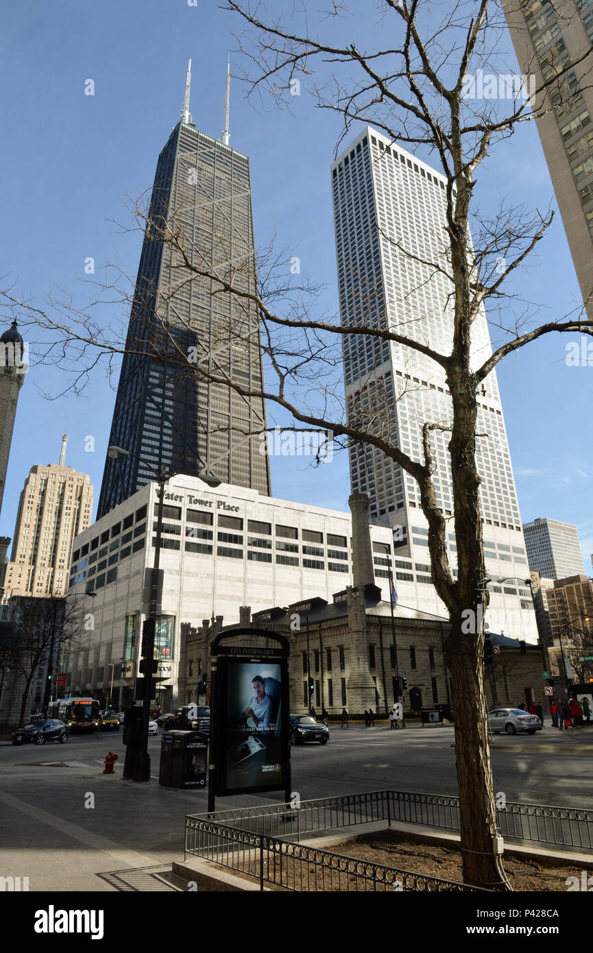 Arquitetura típica da cidade de Chicago, Il, na North Michigan, Magnificente Mile, com o prédio do John Hancock Center que é um dos arranha-céus mais altos do mundo, com 344 metros construído na década de 60. Stock Photo