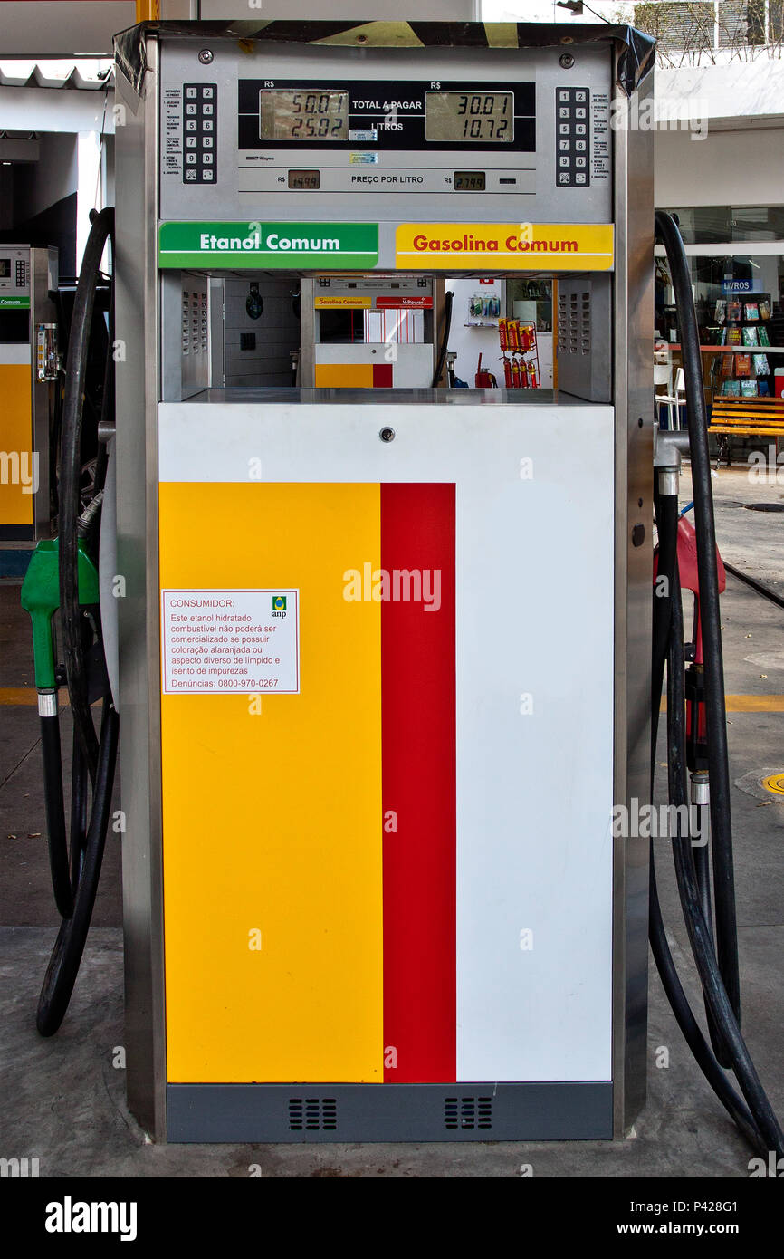 bomba de etanol e gasolina no posto de Gasolina, São Paulo, Brasil Stock Photo