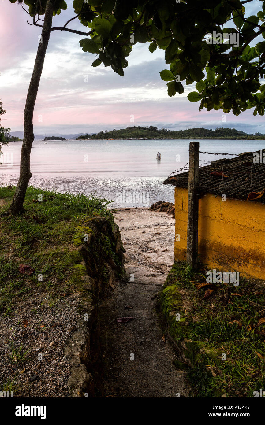 Praia do Ribeirão da Ilha com maré baixa. Florianópolis, Santa Catarina, Brasil. Stock Photo