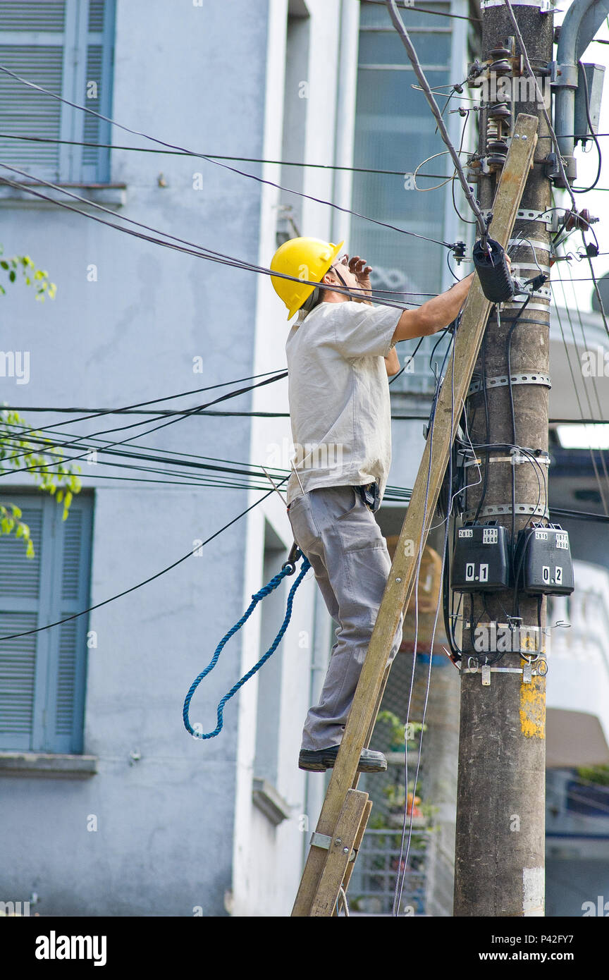 Brasil., Eletricista trabalhando, Poste de luz, SÃ£o Paulo. Data 07/12/2005. Foto: GlÃ³ria FlÃ¼gel/ Fotoarena Stock Photo