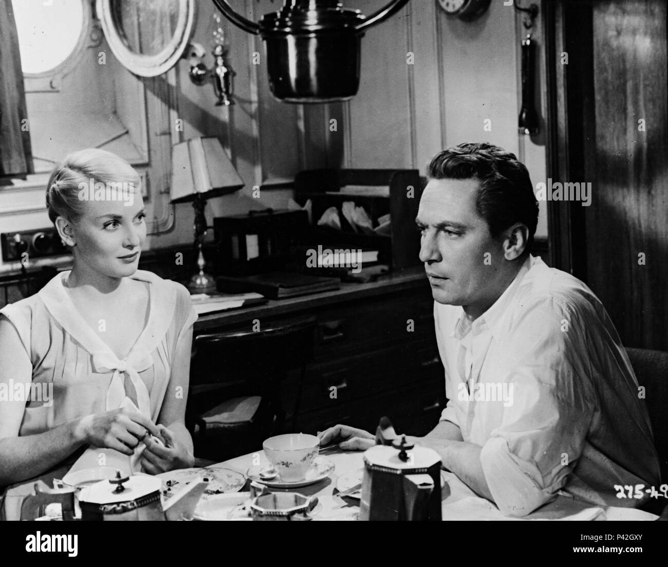 Original Film Title: PASSAGE HOME.  English Title: PASSAGE HOME.  Film Director: ROY WARD BAKER.  Year: 1955.  Stars: PETER FINCH; DIANE CILENTO. Credit: GROUP FILM PRODUCTIONS LIMITED / Album Stock Photo