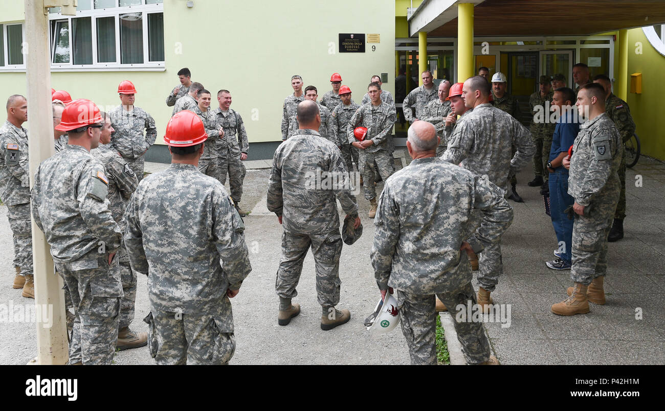 Soldiers of the Minnesota Army National Guard 851st Vertical Engineer ...