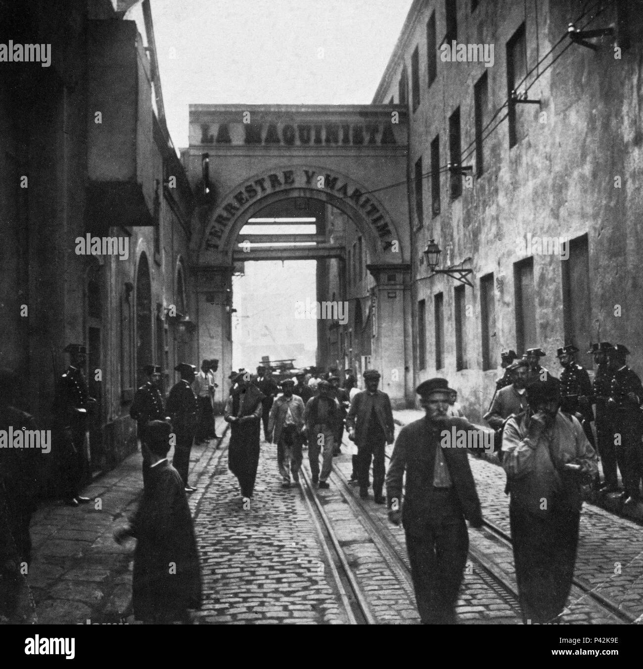 Hª DE CATALUÑA-HUELGA DE LA METALURGIA- MOMENTO EN QUE LOS OBREROS ABANDONAN LA MAQUINISTA 29-9-1910. Location: BIBLIOTECA NACIONAL-COLECCION, MADRID, SPAIN. Stock Photo