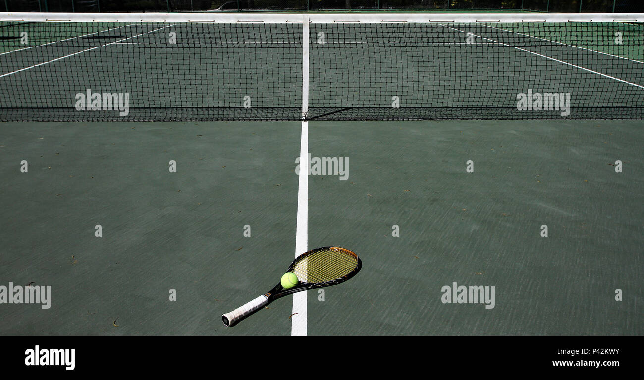 Raquete e bola de tÃªnis em quadra de tÃªnis do Iate Clube de BrasÃlia.  21/07/2013. (Foto: Rafael Neddermeyer / Fotoarena Stock Photo - Alamy