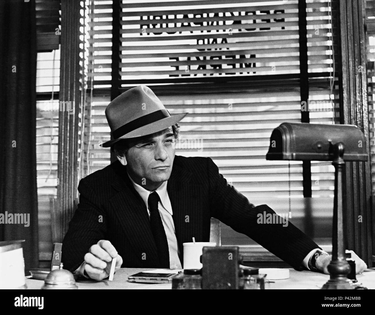 Original Film Title: THE CHEAP DETECTIVE.  English Title: THE CHEAP DETECTIVE.  Film Director: ROBERT MOORE.  Year: 1978.  Stars: PETER FALK. Credit: COLUMBIA/EMI/WARNER / Album Stock Photo