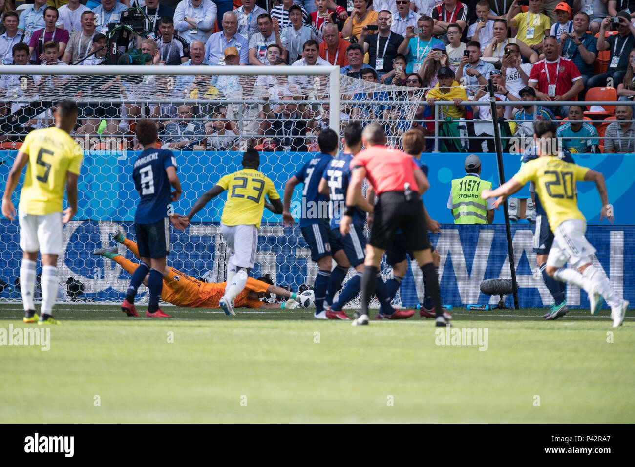 Saransk, Russland. 19th June, 2018. Juan QUINTERO (right, COL) scored the free-kick goal to make it 1-1 for Colombia, action, free-kick, Colombia (COL) - Japan (JPN) 1: 2, preliminary round, Group H, match 16, 19.06.2018 in Saransk; Football World Cup 2018 in Russia from 14.06. - 15.07.2018. | usage worldwide Credit: dpa/Alamy Live News Stock Photo