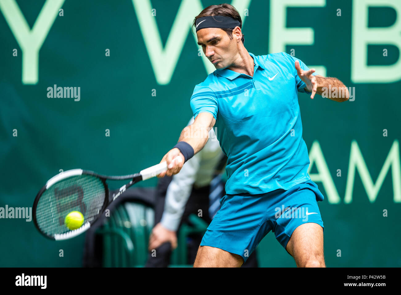 gouden Quagga Rood Halle, Germany. 20 June 2018: Gerry Weber Open - 2018 Roger Federer (SUI)  vs. Aljaz Bedene (SLO) // | usage worldwide Credit: dpa picture  alliance/Alamy Live News Stock Photo - Alamy