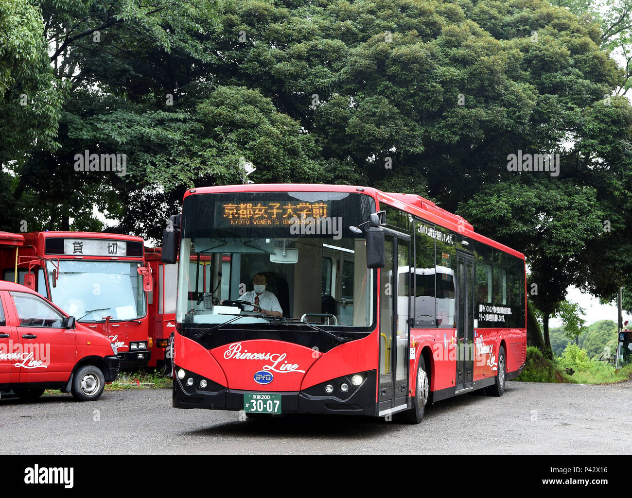 Kyoto, Japan. 20th June, 2018. A BYD electric bus arrives at the Kyoto Women's University in Kyoto, Japan, June 20, 2018. Japanese company Princess Line bought five electric buses from Chinese automaker BYD in 2015 and two more in 2017. The seven buses have now travelled some 370 thousand kilometers, cutting costs for their owner and reducing emissions for the city. Credit: Ma Ping/Xinhua/Alamy Live News Stock Photo