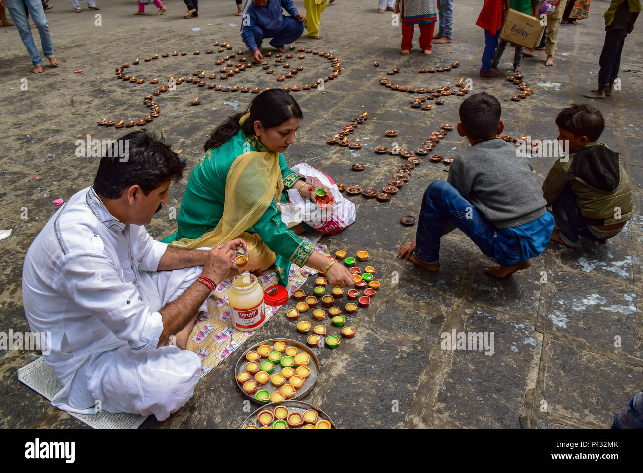 Ganderbal, India. 20th June, 2018. Hindu devotees seen lighting lamps