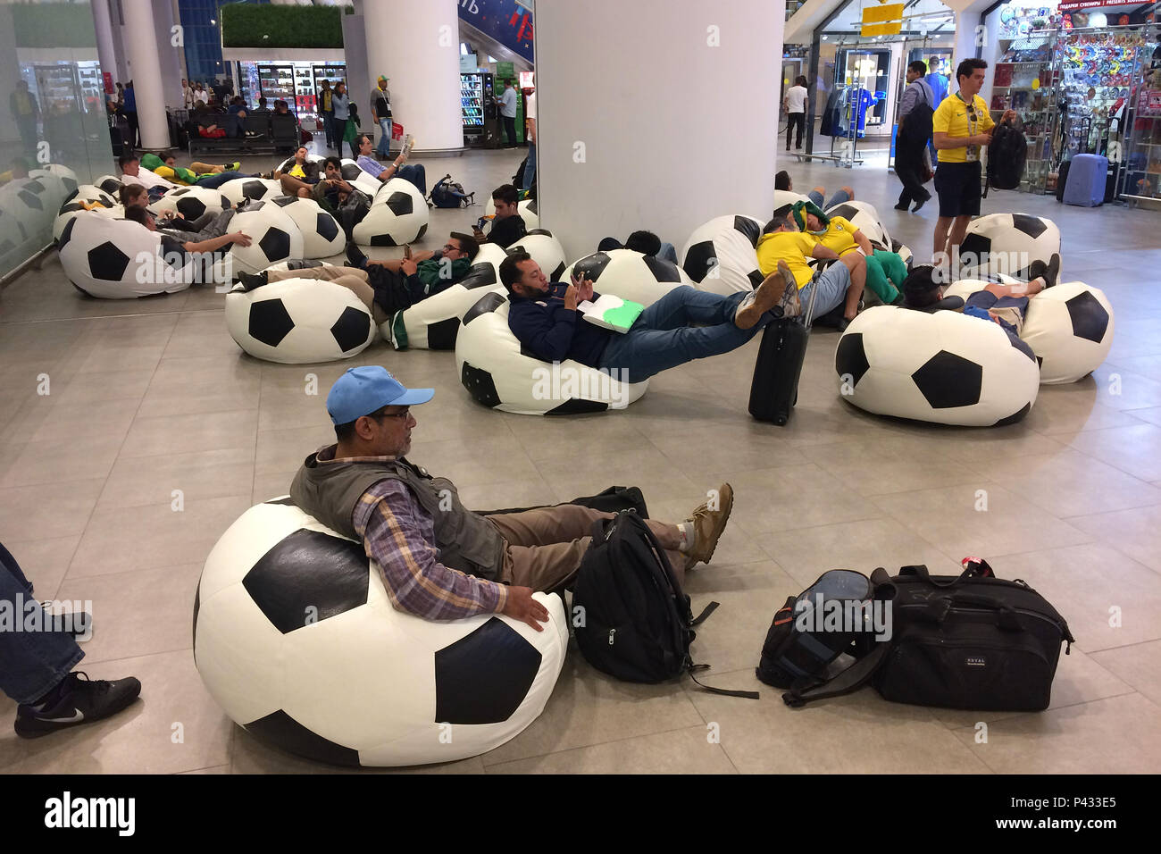 generally, peripheral subject. Overwhelmed football fans rest on seats in the style of footballs. Sleep, rest, fans, football fans. Uruguay (Saudi Arabia (KSA) 1-0, preliminary round, group A, match 18, on 20/06/2018 in Rostov-on-Don, Rostov Arena Football World Cup 2018 in Russia from 14.06 - 15.07.2018. | Usage worldwide Stock Photo