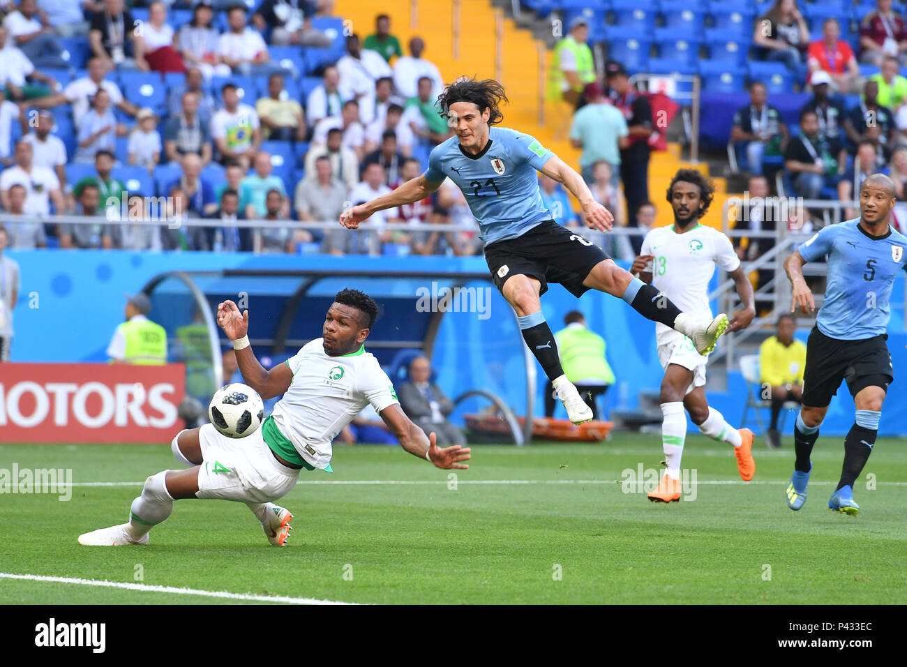 goalchance Edinson CAVANI (URU), left Ali ALBULAYHI (KSA) .Action, Area scene. Uruguay (Saudi Arabia (KSA) 1-0, preliminary round, group A, match 18, on 20/06/2018 in Rostov-on-Don, Rostov Arena Football World Cup 2018 in Russia from 14.06 - 15.07.2018. | Usage worldwide Stock Photo