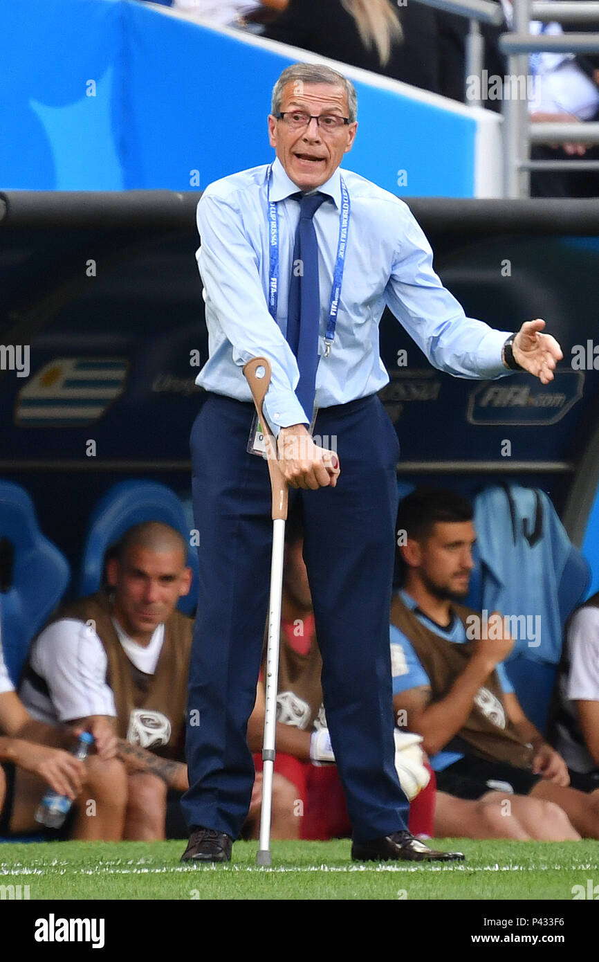 Rostov On Don, Russland. 20th June, 2018. Oscar Washington TABAREZ (coach, URU), gesture, gives instructions, Frame, Cut Out, Full Body, Whole Figure, On Crutches, Uruguay (URA (Saudi Arabia (KSA) 1-0, Preliminary Round, Group A, Game 18, at 20.06 .2018 in Rostov-on-Don, Rostov Arena Football World Cup 2018 in Russia from 14.06 - 15.07.2018. | Usage worldwide Credit: dpa/Alamy Live News Stock Photo