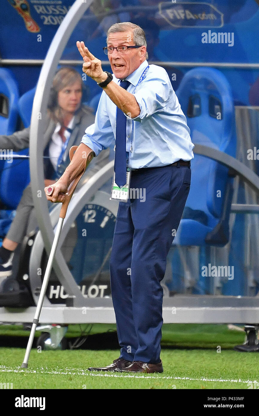 Rostov On Don, Russland. 20th June, 2018. Oscar Washington TABAREZ (coach, URU) on crutch, gesture, gives instructions, frame, cut out, full body shot, whole figure. Uruguay (Saudi Arabia (KSA) 1-0, preliminary round, group A, match 18, on 20/06/2018 in Rostov-on-Don, Rostov Arena Football World Cup 2018 in Russia from 14.06 - 15.07.2018. | Usage worldwide Credit: dpa/Alamy Live News Stock Photo