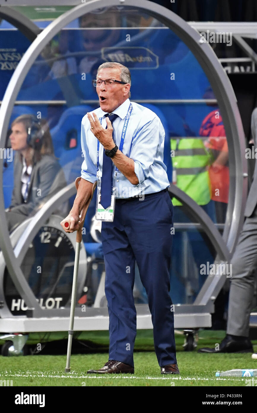 Rostov On Don, Russland. 20th June, 2018. Oscar Washington TABAREZ (coach, URU) on crutch, gesture, gives instructions, frame, cut out, full body shot, whole figure. Uruguay (Saudi Arabia (KSA) 1-0, preliminary round, group A, match 18, on 20/06/2018 in Rostov-on-Don, Rostov Arena Football World Cup 2018 in Russia from 14.06 - 15.07.2018. | Usage worldwide Credit: dpa/Alamy Live News Stock Photo