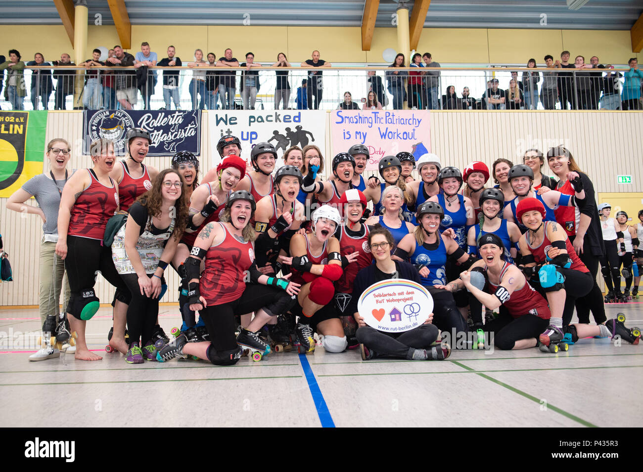 Germany, Potsdam. 14th Apr, 2018. The Roller Derby players of the Bear City Roller  Derby team (red jersey) and the Frankfurt Bembel Town Rollergirls team  (blue jersey) cheer for their game to