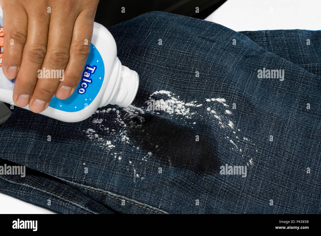 Aplicação de Talco para tirar mancha de Gordura na roupa , São Paulo,  Brasil Stock Photo - Alamy