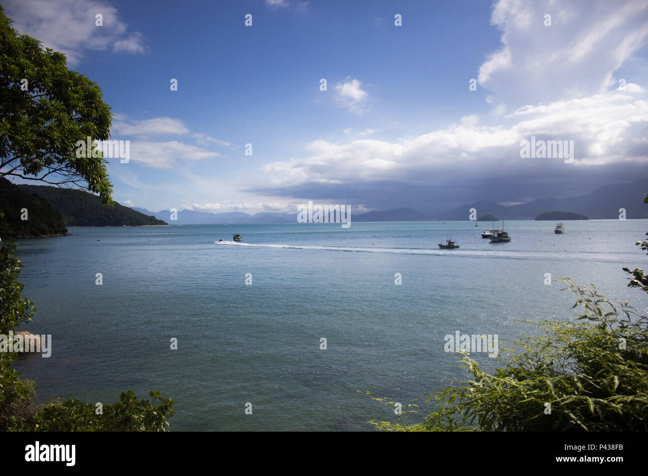 Horizonte a beira mar na praia de Ubatuba com barcos navegando em Ubatuba, SP, Brasil. Stock Photo