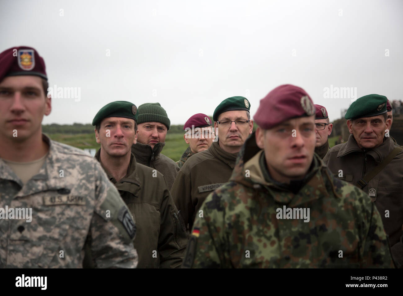 American soldiers in defense positions hi-res stock photography and ...