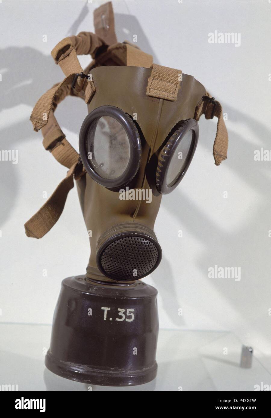 Spanish Civil War (1936-1939). Gas Mask. World War I Model. Careta contra gases . Modelo de la guerra de 1914. Madrid, Civil War Exhibition. Location: EXPOSICION DE LA GUERRA CIVIL ESPAÑOLA, MADRID, SPAIN. Stock Photo