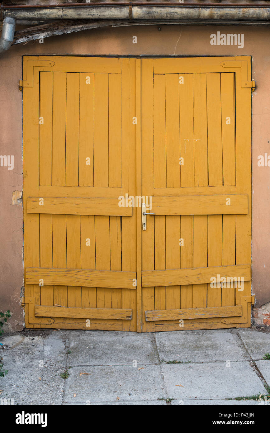 Old wooden garage door hires stock photography and images Alamy