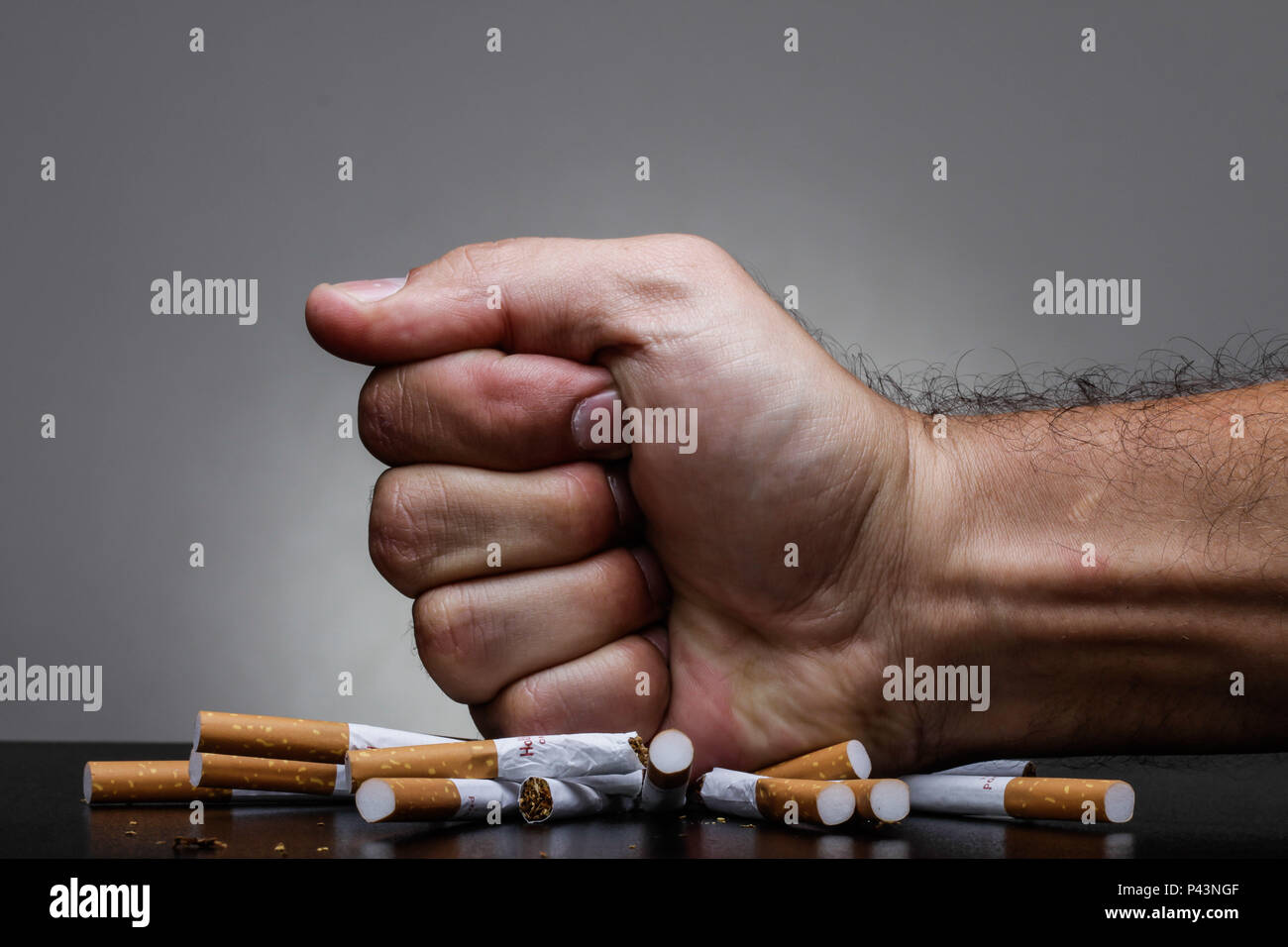 Cigarro - Tesoura - Parar de Fumar - Tabagismo - Fumo - Contra o Fumo. 26/08/2013. (Foto: Rafael Neddermeyer / Fotoarena) Stock Photo