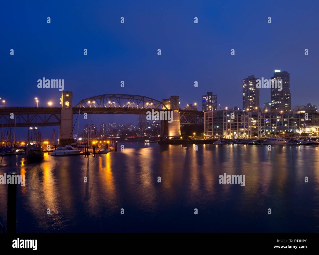 Vancouvers skyline at night hi-res stock photography and images - Alamy