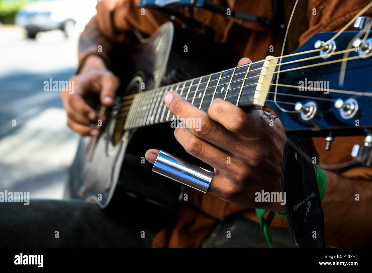 Musico tocando slide guitar na rua. PoÃ§os de Caldas/MG, Brasil 25/08/2013. Foto: Alexandre Carvalho / Fotoarena Stock Photo