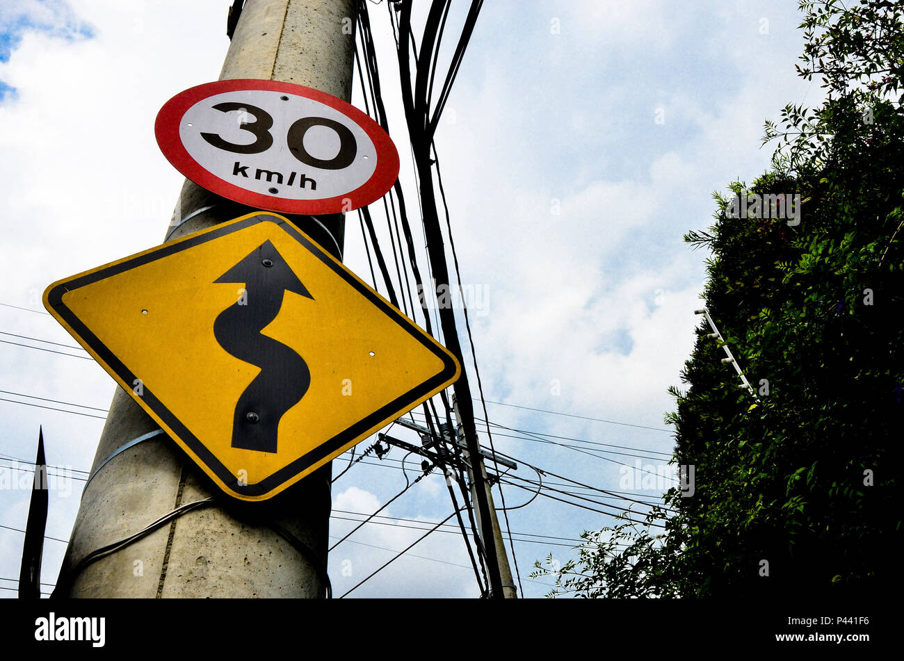Placas Pista Sinuosa A Direita E Velocidade Ma Xima Permitida 30 Km Hora Sa O Paulo Sp Brasil 23 10 13 Foto Alexandre Carvalho Fotoarena Stock Photo Alamy