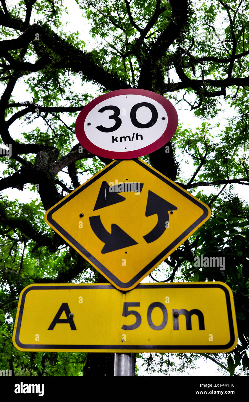 Placas Velocidade Ma Xima Permitida 30 Km Hora E Intersea A O Em Carculo A Frente Sa O Paulo Sp Brasil 23 10 13 Foto Alexandre Carvalho Fotoarena0 Stock Photo Alamy