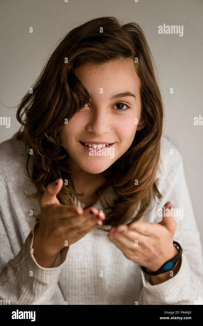retrato da adolescente Gabriela Carvalho, com autorizaÃ§Ã£o de uso de imagem . SÃ£o JoÃ£o da Boa Vista/SP, Brasil 07/11/2013. Foto: Alexandre Carvalho / Fotoarena Stock Photo